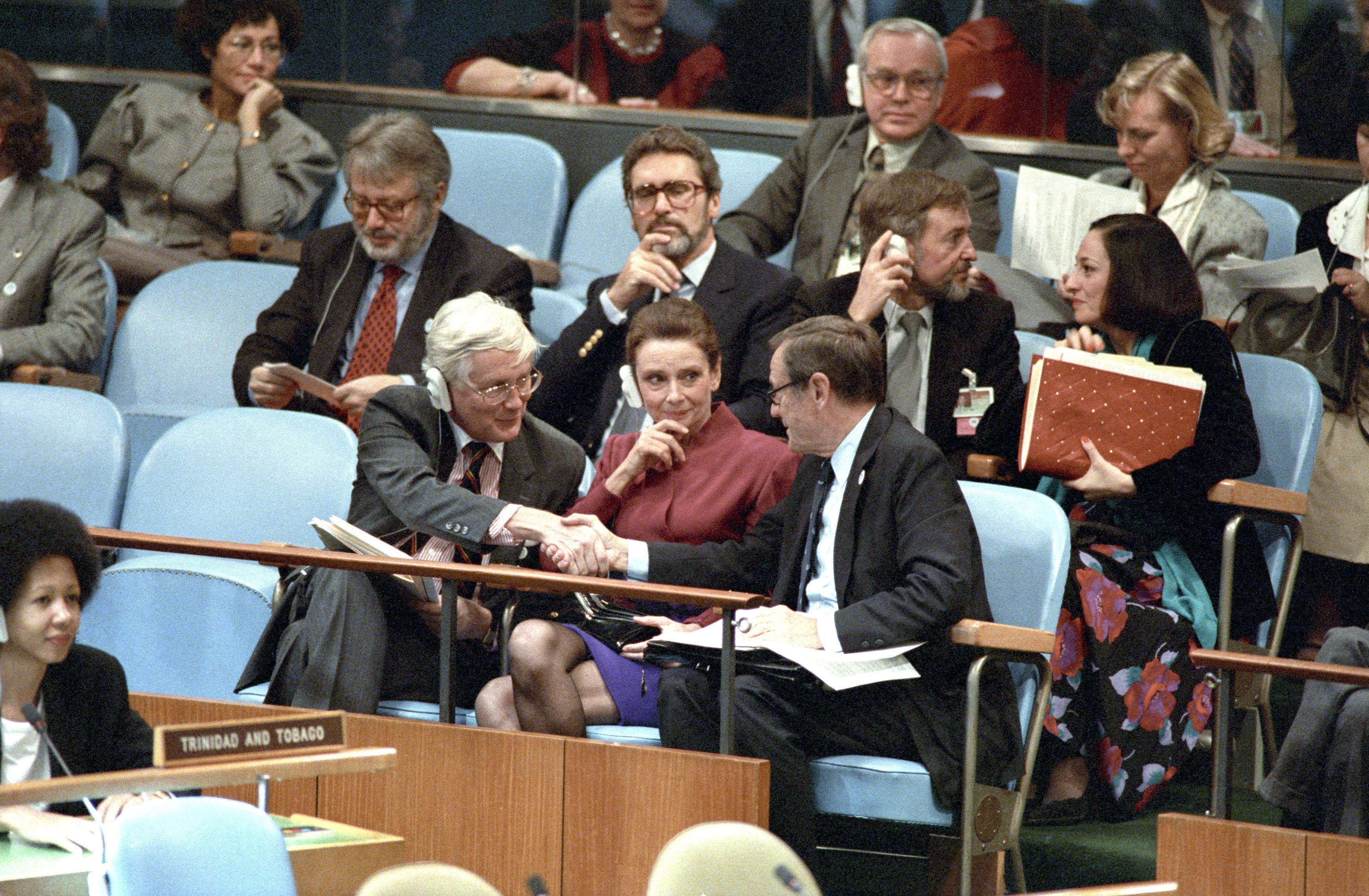 Генеральная Ассамблея ООН принимает Конвенцию о правах ребенка, 20 ноября 1989. (В центре: Одри Хепберн, Посол Доброй Воли ЮНИСЕФ)