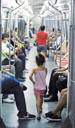 Фото: © UNICEF/NYHQ2011-0219/Sebastian Rich:Пятилетняя девочка продает товары пассажирам публичного транспорта на поезде в Буэнос-Айресе, Аргентина. Эта девочка продает шпильки для волос и прочие товары в публичном транспорте с трехлетнего возраста.